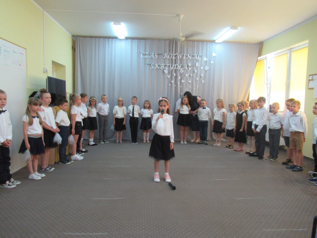 Zdjęcie przedstawia grupę dzieci w sali przedszkolnej