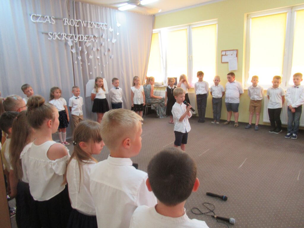 Zdjęcie przedstawia grupę dzieci w sali przedszkolnej
