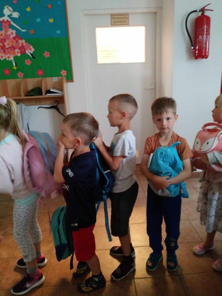 Zdjęcie przedstawia grupę dzieci.