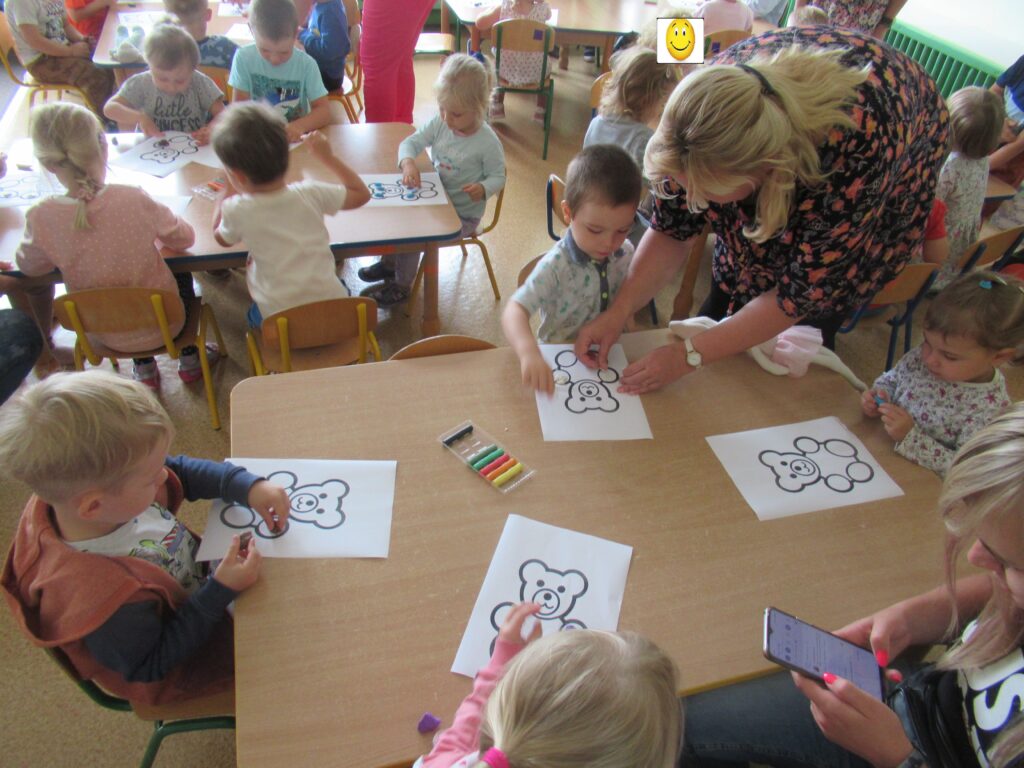 Zdjęcie przedstawia grupę ludzi w sali przedszkolnej