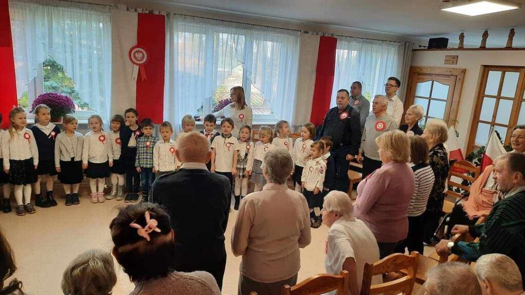 Zdjęcie przedstawia grupę dzieci i dorosłych.