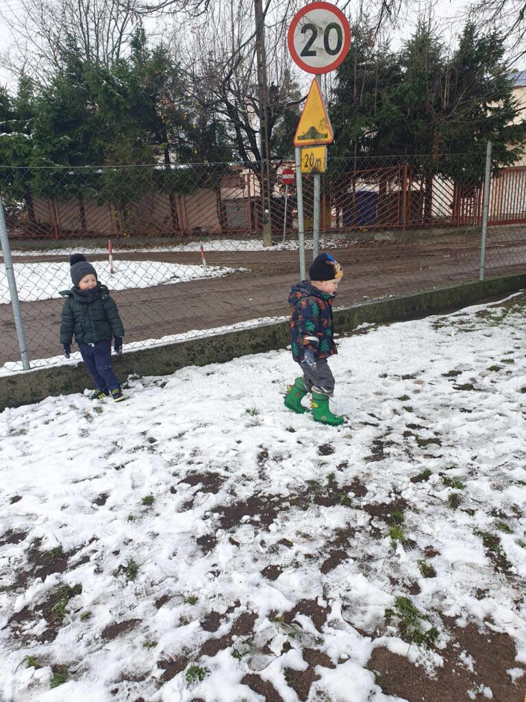 Zdjęcie przedstawia dzieci w ogrodzie przedszkolnym.