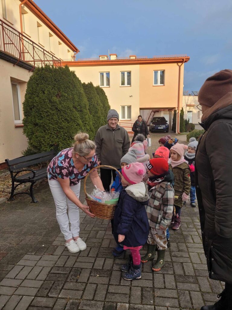 Zdjęcie przedstawia grupę ludzi.