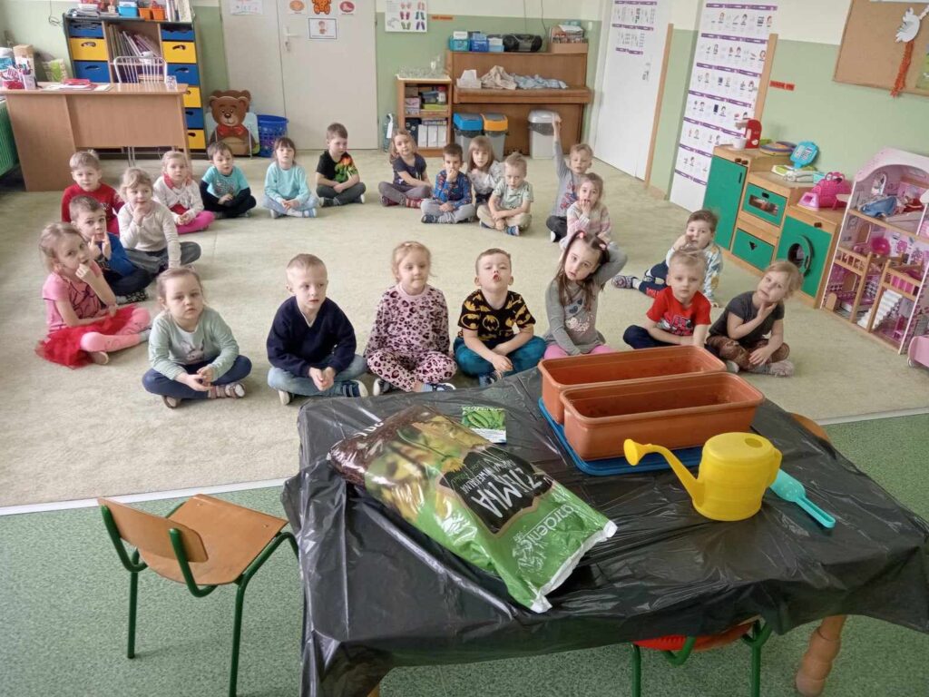 Zdjęcie przedstawia dzieci na zajęciach w sali przedszkolnej.