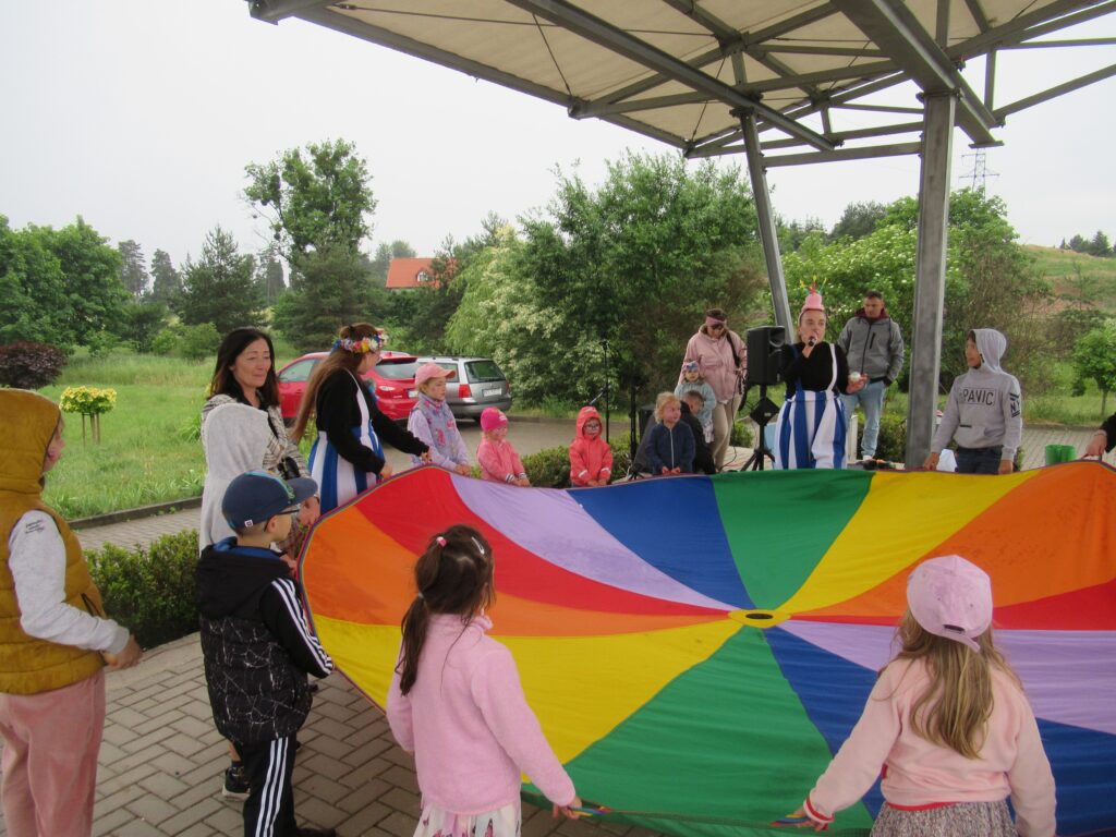 Zdjęcie przedstawia grupę ludzi w plenerze.