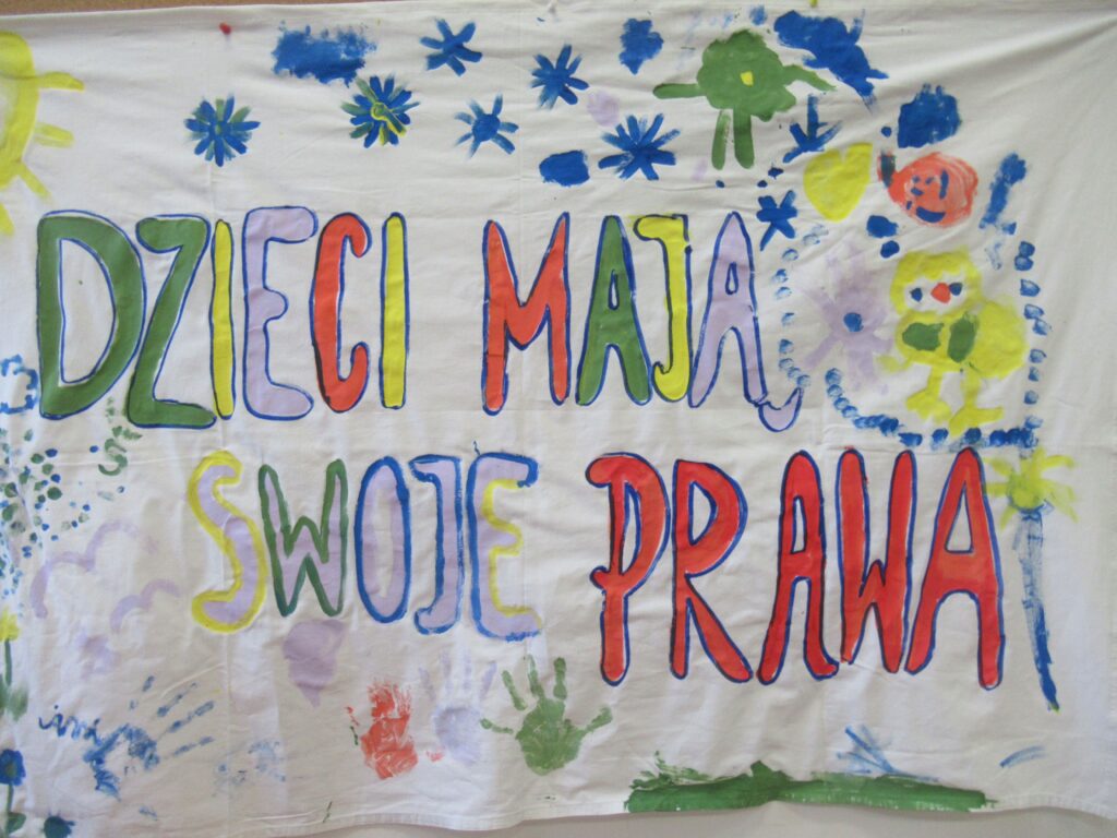 Zdjęcie przedstawia transparent z napisem -Dzieci maja swoje prawa.