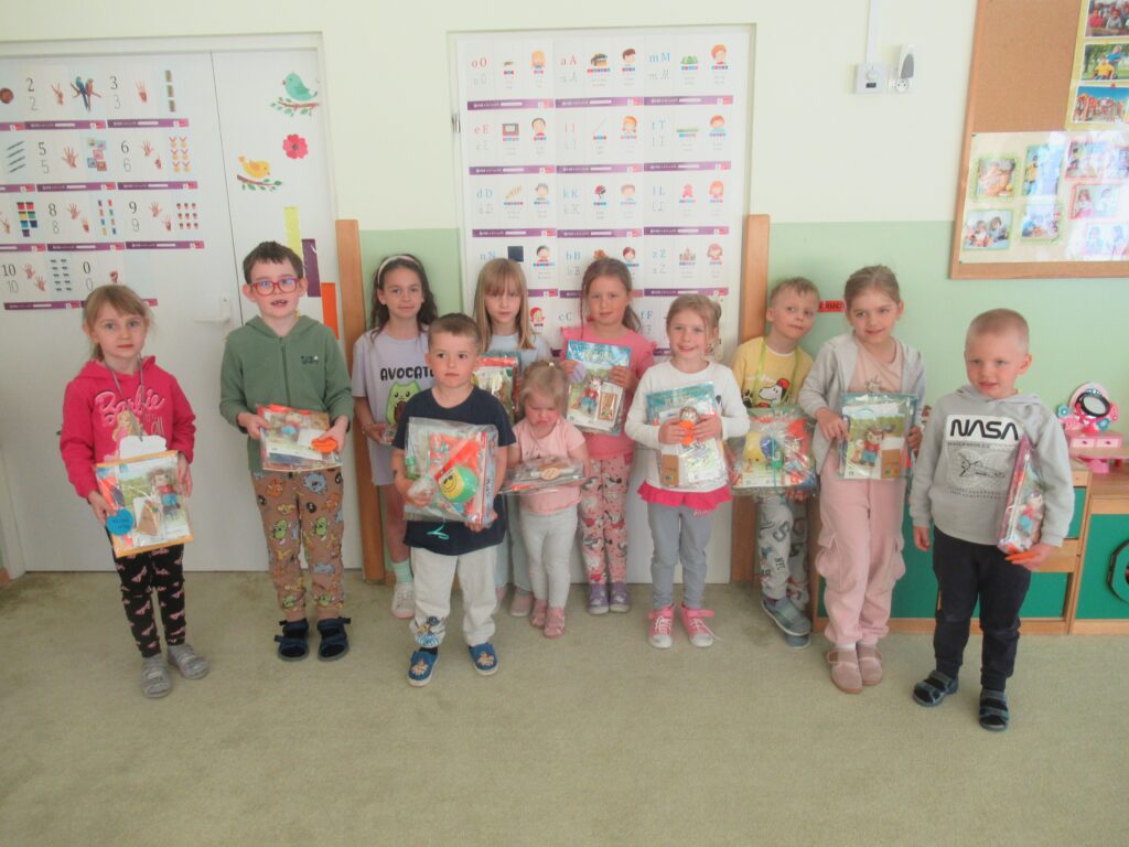 Zwycięzcy konkursu pozują do zdjęcia ze swoimi nagrodami.