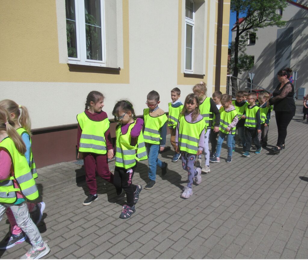 Zdjęcie przedstawia grupę dzieci z panią