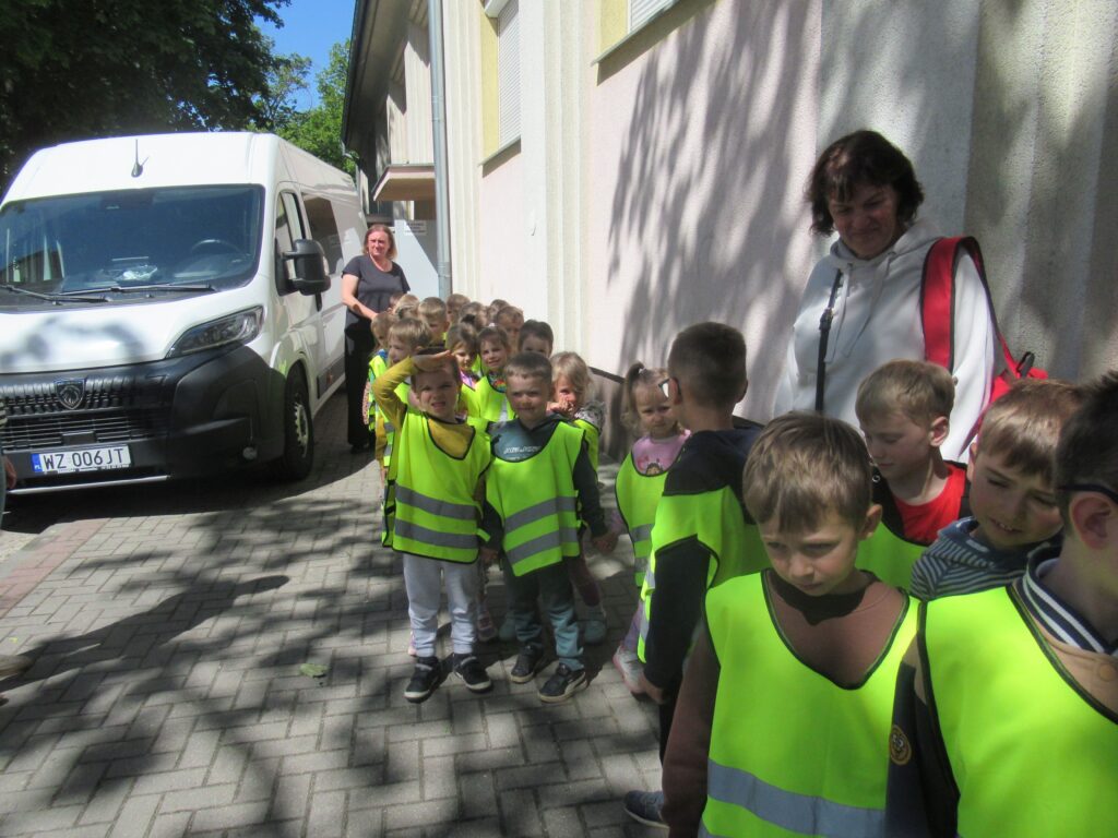 Zdjęcie przedstawia grupę dzieci z paniami.