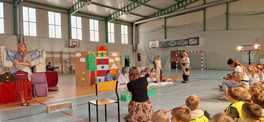 Zdjęcie przedstawia dzieci odgrywające role w przedstawieniu.