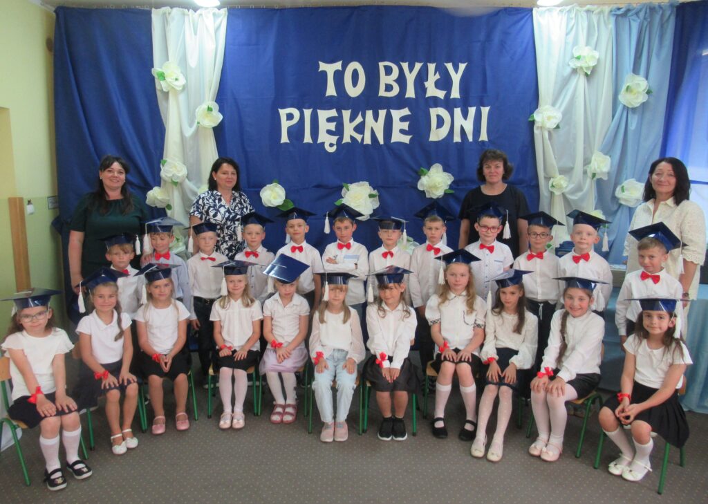 Zdjęcie przedstawia grupę ludzi w sali przedszkolnej.