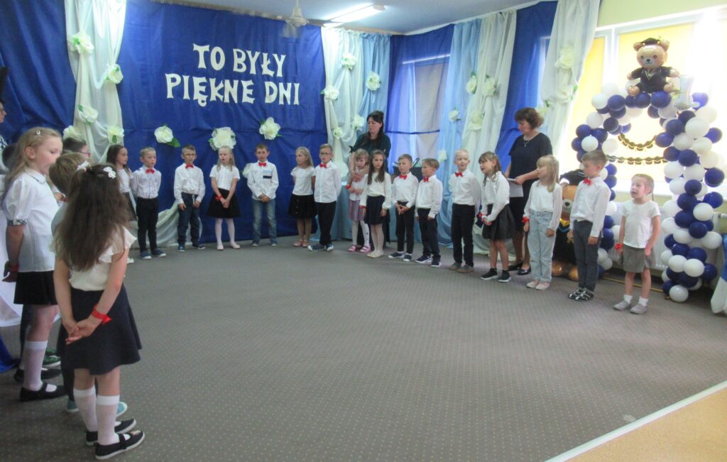 Zdjęcie przedstawia grupę ludzi w sali przedszkolnej.