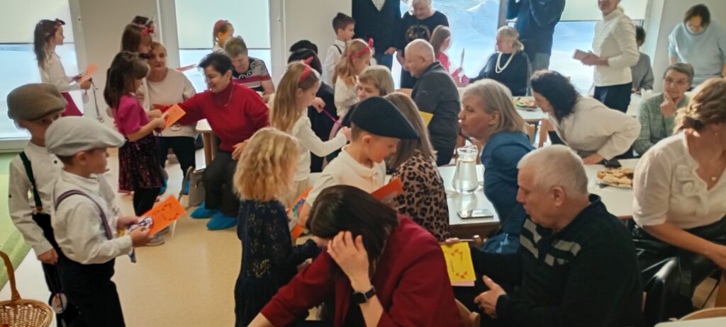 na zdjęciu integracja przedszkolaków z babciami i dziadkami