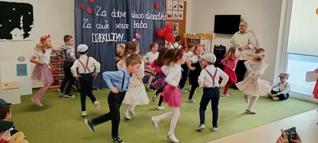 dzieci tańczą przygotowany układ taneczny