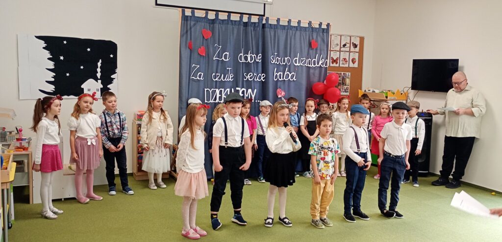 dzieci tańczą przygotowany układ taneczny