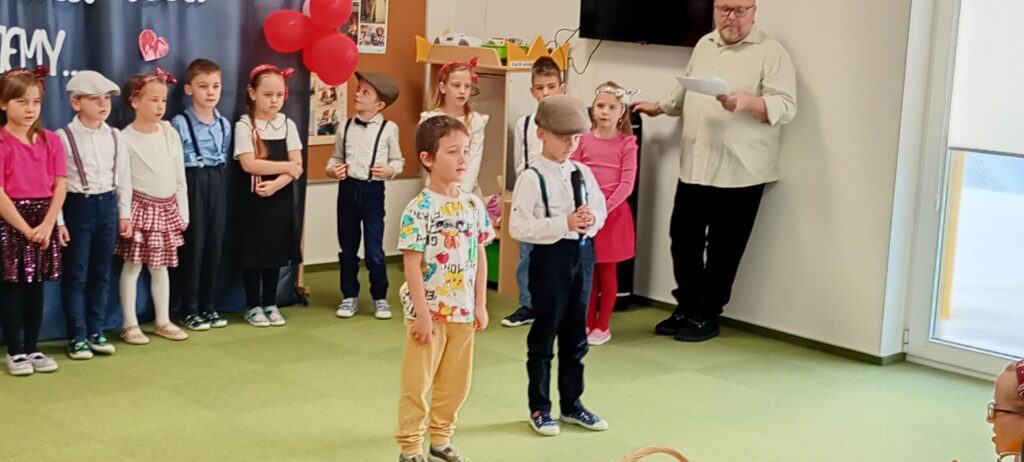 dzieci recytują wiersz dla babci i dziadka