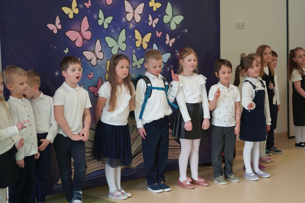 Zdjęcie przedstawia grupę dzieci.