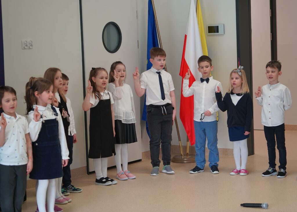 Zdjęcie przedstawia grupę dzieci.