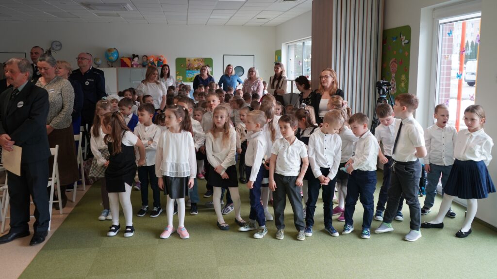 Zdjęcie przedstawia grupę ludzi.