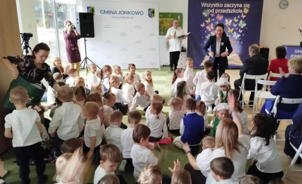 Zdjęcie przedstawia grupę ludzi.