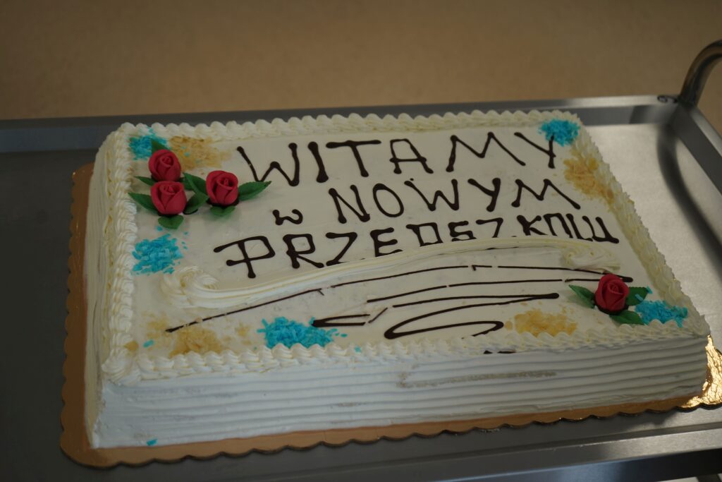 Zdjęcie przedstawia tort z napisem witamy w nowym przedszkolu.