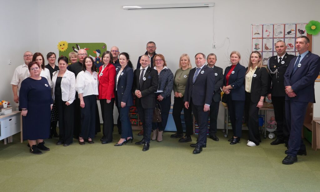 Zdjęcie przedstawia grupę ludzi.