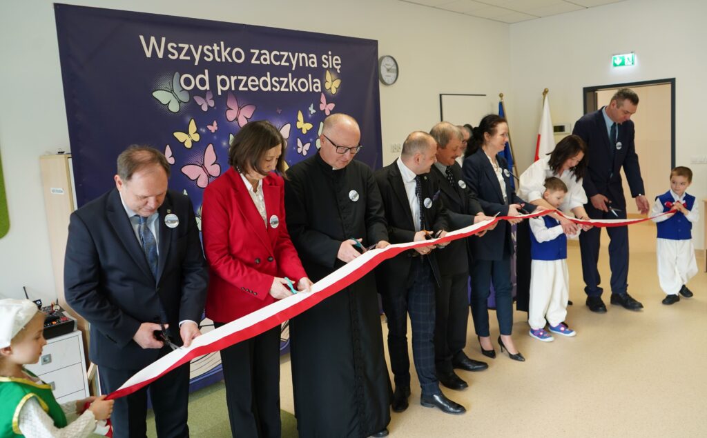Zdjęcie przedstawia grupę ludzi przecinających wstęgę.