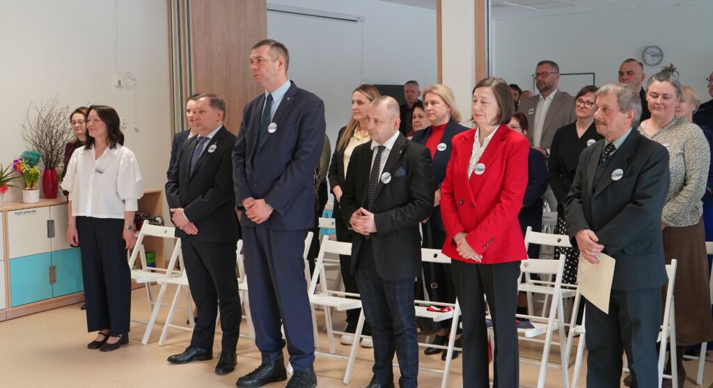 Zdjęcie przedstawia grupę ludzi.