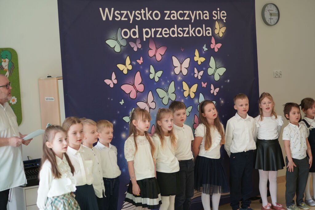 Zdjęcie przedstawia grupę dzieci.