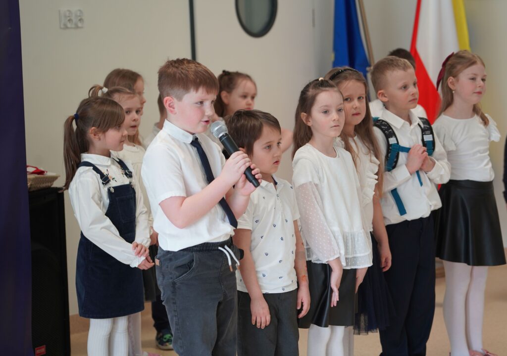 Zdjęcie przedstawia grupę dzieci.