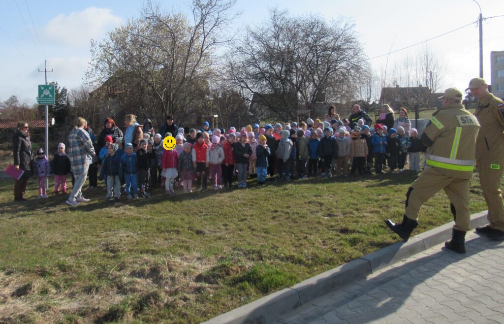Zdjęcie przedstawia grupę ludzi.