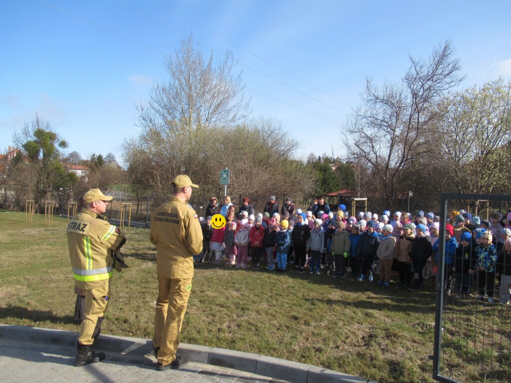 Zdjęcie przedstawia grupę ludzi.