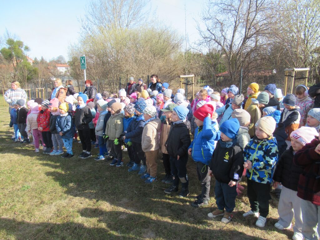 Zdjęcie przedstawia grupę ludzi.