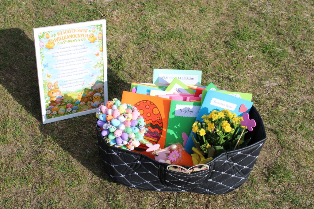 zdjęcie przedstawia koszyczek z kartkami światecznymi