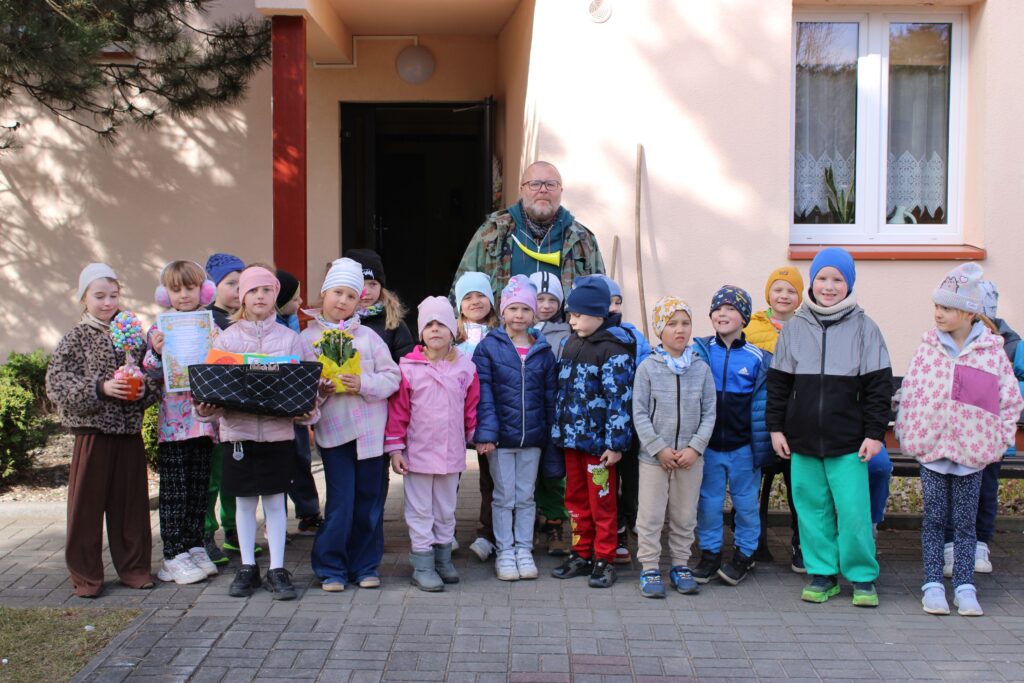 zdjęcie przedstawia grupę dzieci z nauczycielem