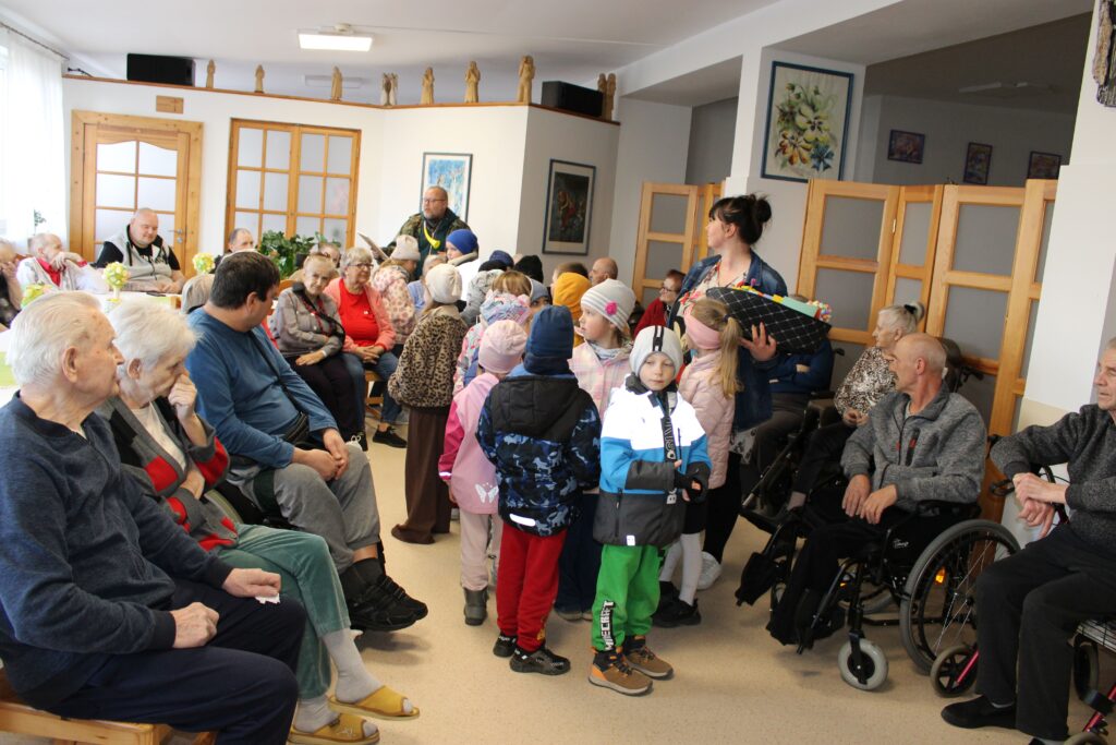 zdjęcie przedstawia grupę ludzi