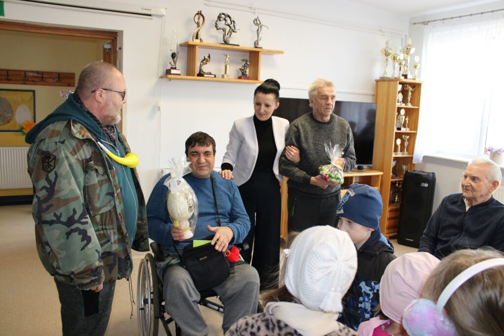 zdjęcie przedstawia grupę osób w DPS