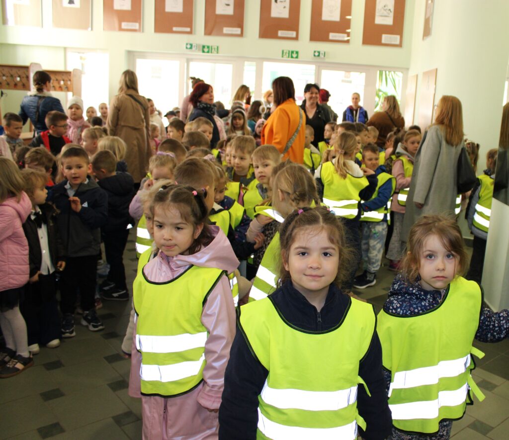 Zdjęcie przedstawia grupę ludzi.