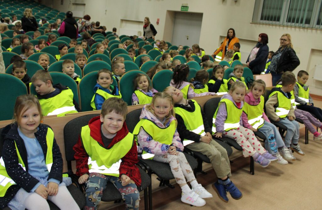 Zdjęcie przedstawia dzieci oraz panie - wszyscy czekają na rozpoczęcie się spektaklu muzycznego.