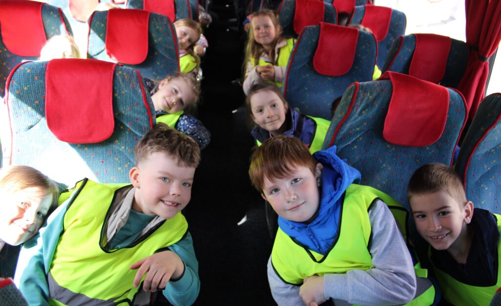 Zdjęcie przedstawia dzieci w autokarze.