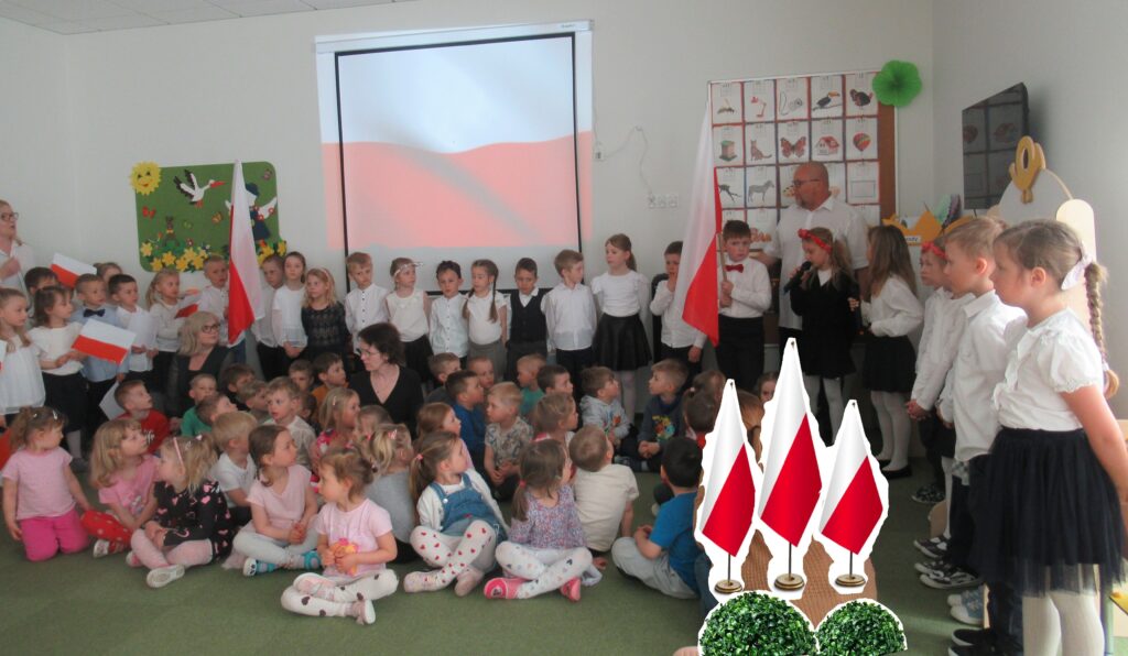 Zdjęcie przedstawia grupę ludzi w sali przedszkolnej.