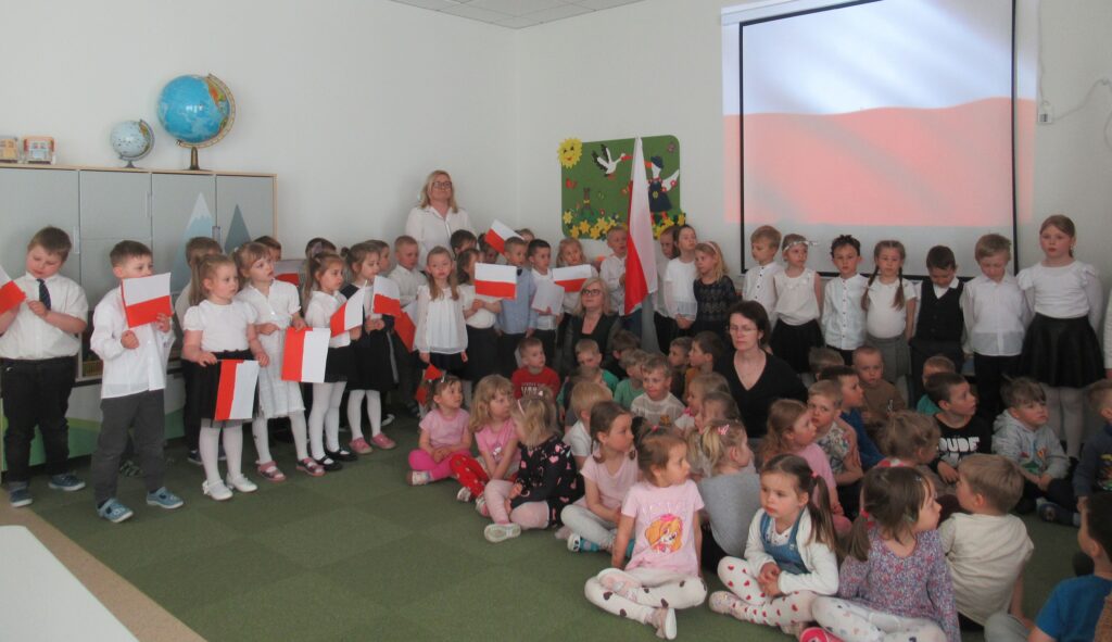 Zdjęcie przedstawia grupę ludzi w sali przedszkolnej.