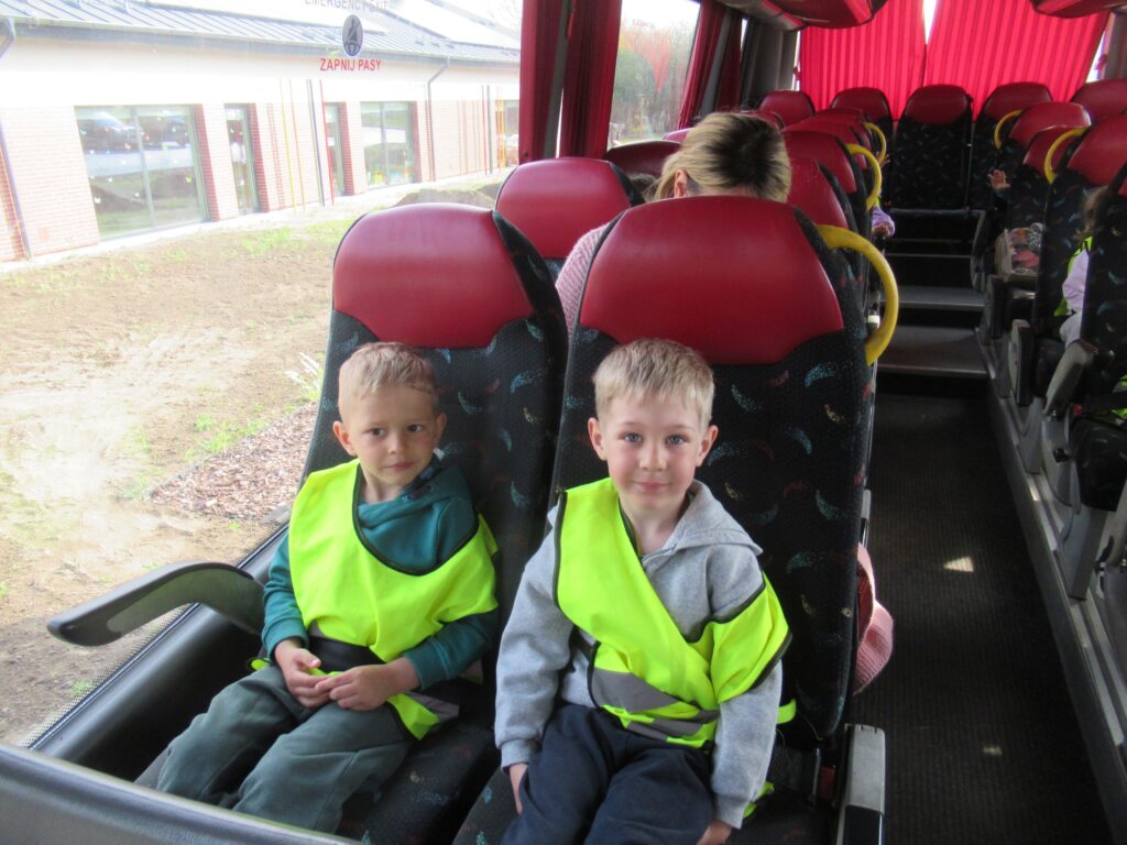Dzieci siedzą w autobusie.