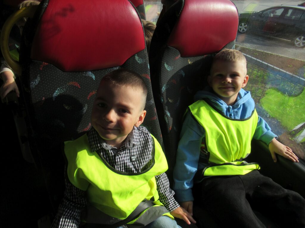 Dzieci siedzą w autobusie.