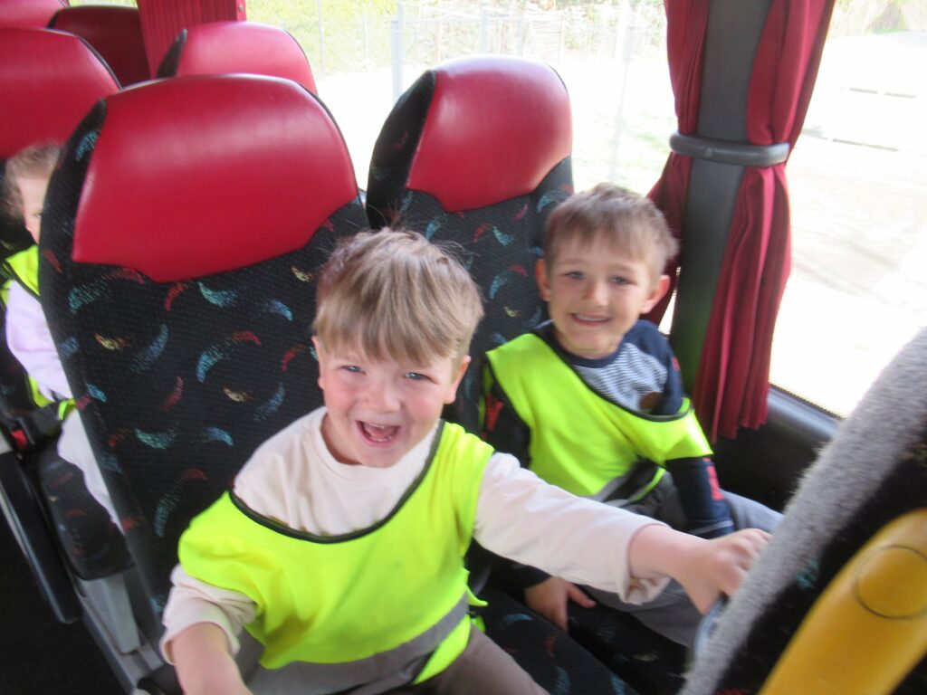 Dzieci siedzą w autobusie.
