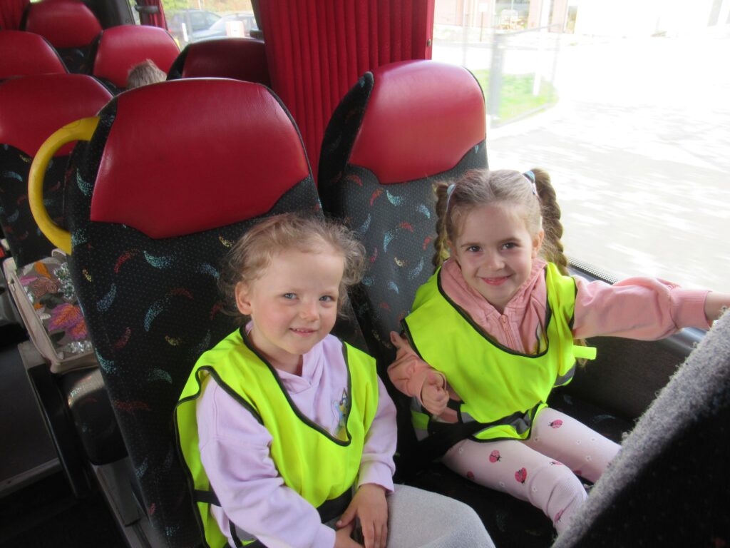 Dzieci siedzą w autobusie.
