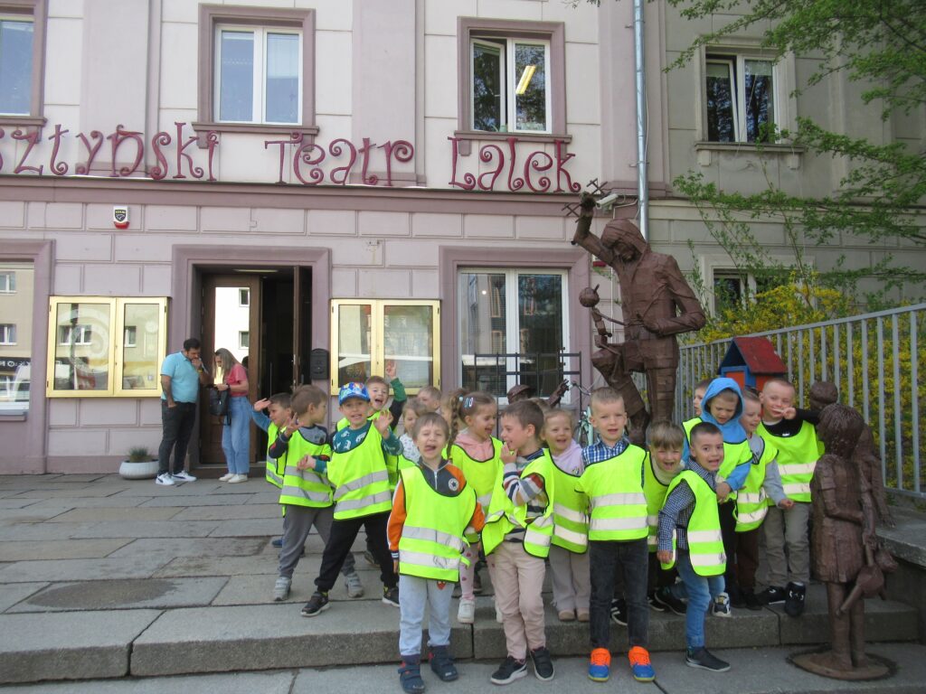 Dzieci stoją przed Teatrem Lalek.