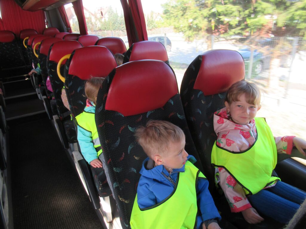 dzieci w autobusie