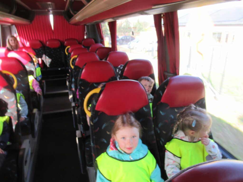 dzieci w autobusie