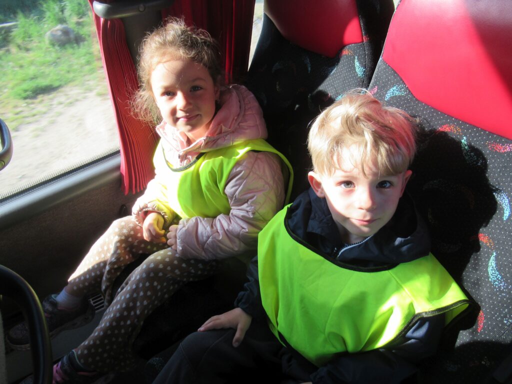 dzieci w autobusie
